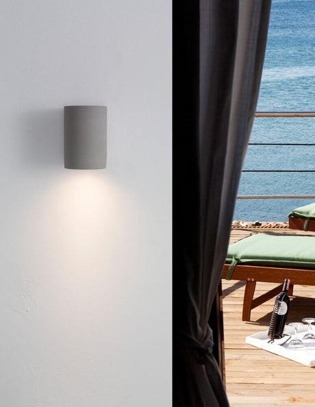 L’applique extérieure Lido H 12 cm GU10 Down IP65 sur un mur, idéale pour le balcon ou la terrasse.