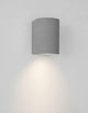 Lido Außenwandleuchte H 12cm GU10 Down IP65 in grau an einer Wand montiert mit dezentem Lichtschein.