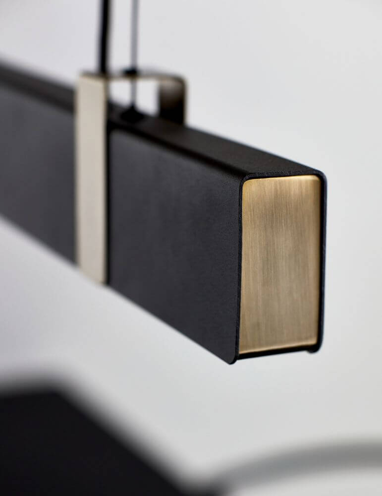 Detailansicht der Lilt LED Pendelleuchte mit minimalistischen Design und goldfarbener Kante.