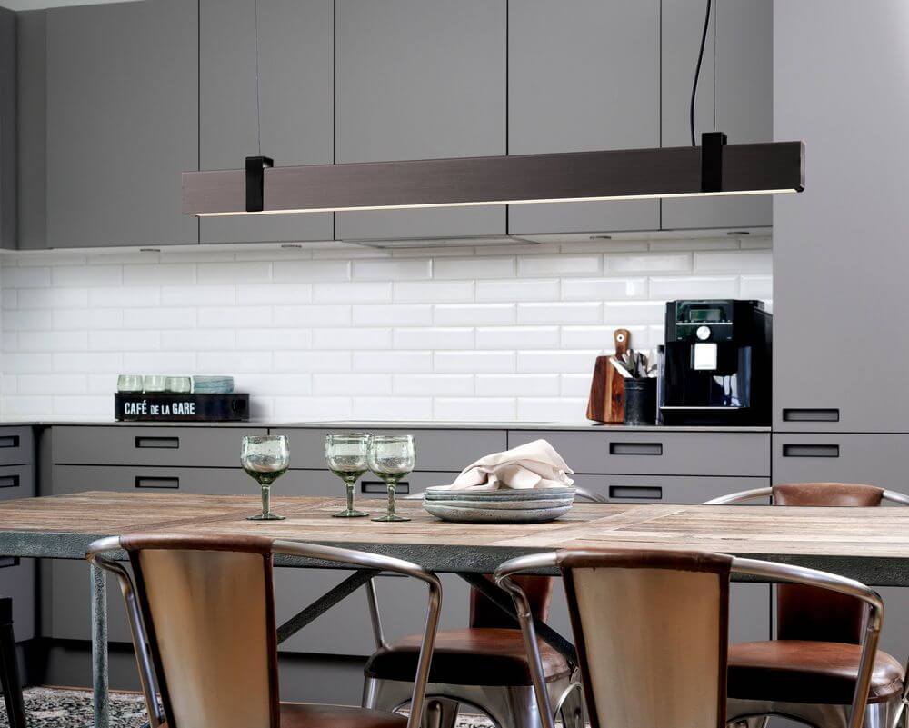 Lilt LED Pendelleuchte Schwarz in modernem Kücheninterieur mit eleganten Möbeln und dekorativen Elementen.
