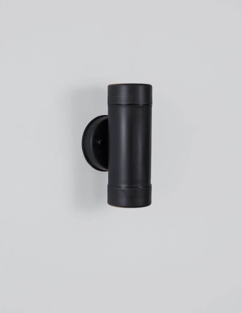 Limbio Außenwandleuchte H 18cm GU10 Up & Down IP54 in schwarzem Design an der Wand montiert