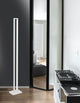 Line LED Stehlampe 3000K Weiß in modernem Wohnambiente mit Spiegel.
