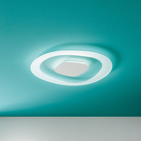 Antigua S LED-Deckenleuchte, moderne Deckenleuchte mit einem eleganten Design auf türkisfarbenem Hintergrund.