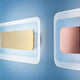 Antille LED-Wandleuchte Large in Gold und Kupfer an einer blauen Wand