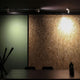 Moderner Raum mit Bart S LED-Deckenleuchte an der Wand und natürlichem Licht von der Seite.