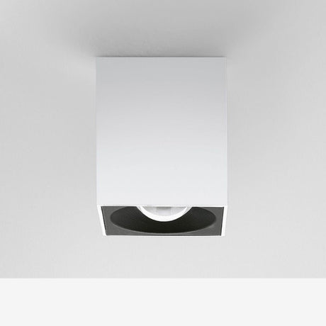 Baton SQ Deckenleuchte in modernem Design, ideal für stimmungsvolle Beleuchtung im Wohnbereich.