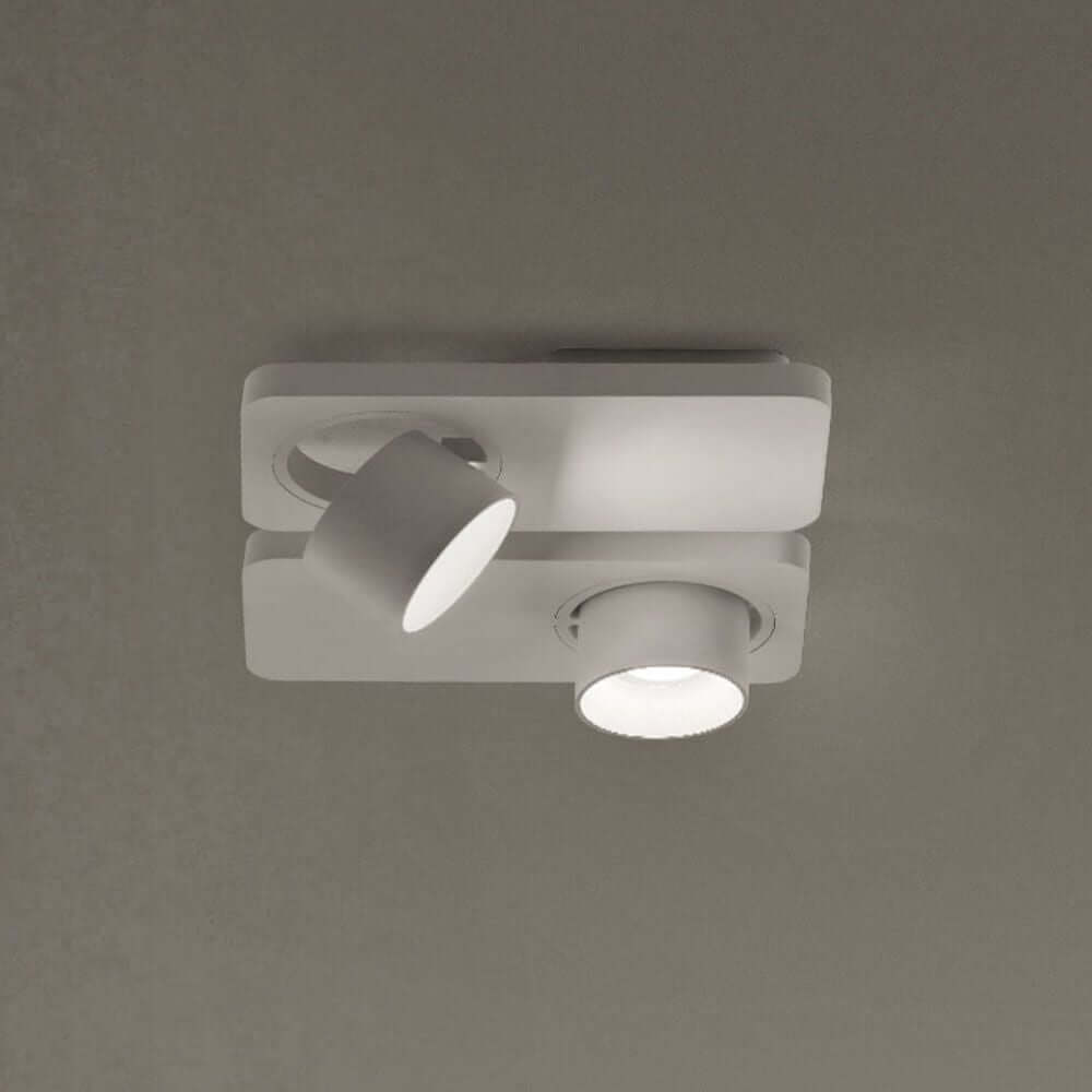 Beebo S LED-Deckenleuchte mit zwei modernen Strahlern in elegantem Design an Decke montiert.