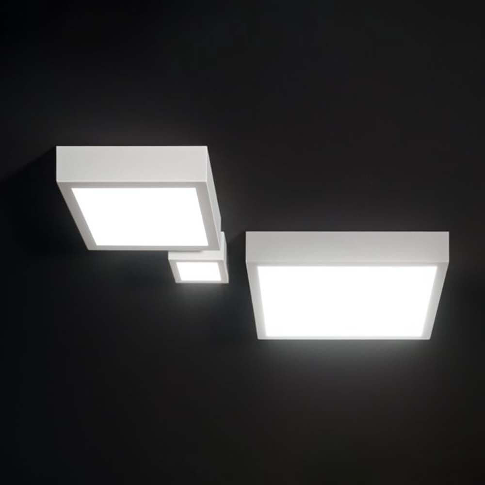 Box SQ LED-Deckenleuchte XL in drei verschiedenen Größen mit sandgestrahltem Diffusor auf schwarzem Hintergrund.