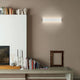Box W2 LED-Wandleuchte Medium an einer Wand, elegant mit sandgestrahltem Diffusor und verchromtem Metall.