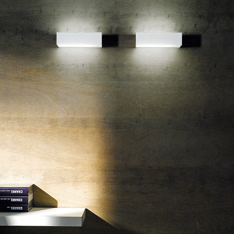 Box W2 LED-Wandleuchte Medium Warmweiß auf einer Wand mit diffusierendem Licht.