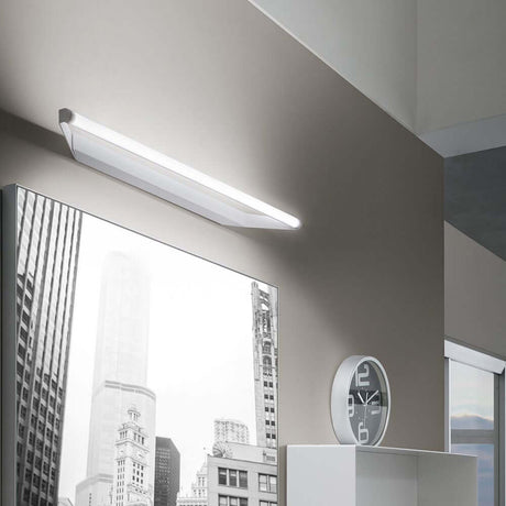 Circular LED-Wandleuchte Large an einer Wand, modern und elegant, ideal für stimmungsvolle Beleuchtung.