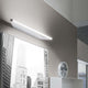Circular LED-Wandleuchte Large an einer Wand, modern und elegant, ideal für stimmungsvolle Beleuchtung.