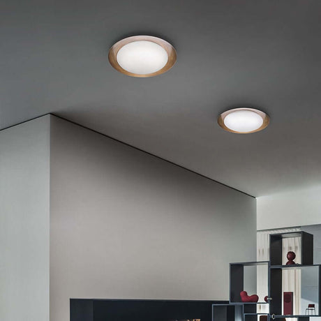 Crew 1 LED-Deckenleuchte Large auf einem modernen Wohnungsdecke, stilvolles Design.