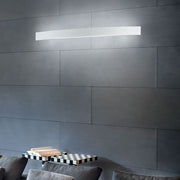 Curvè LED-Wandleuchte Medium an einer modernen Wand, die stilvolles Licht ausstrahlt.