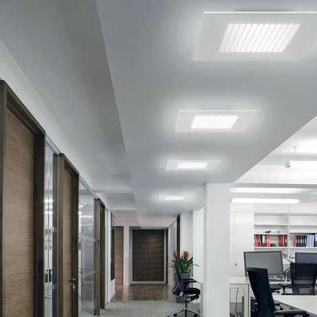 Dublight S LED-Deckenleuchte quadratisch in moderner Büroumgebung an der Decke installiert.