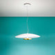 Horizon P LED-Pendelleuchte in modernem Design mit goldenen Akzenten und hellem Licht auf türkisfarbenem Hintergrund.
