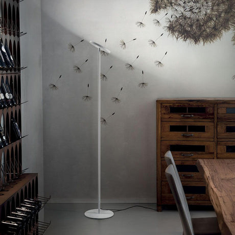Elegante Joshua LED-Stehleuchte in modernem Raum mit Holzregal und kreativer Wandgestaltung.