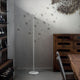 Elegante Joshua LED-Stehleuchte in modernem Raum mit Holzregal und kreativer Wandgestaltung.