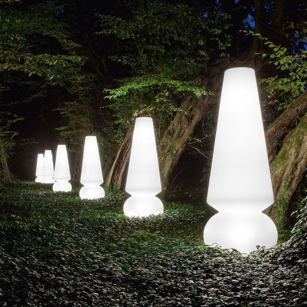 Marge FL65 Außen-Stehleuchte: moderne leuchtende Gartenlampe aus weißem Polyethylen als Blickfang im Außenbereich