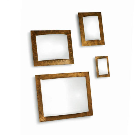 Met Wally W Wandleuchte Large in stilvollem Design mit goldenen Bilderrahmen an der Wand.
