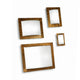 Met Wally W Wandleuchte Large in stilvollem Design mit goldenen Bilderrahmen an der Wand.