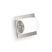 Met Wally W Wandleuchte Small an der Wand, modernes Design mit weißem Glas und Metallakzenten.