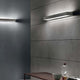 Moderne Wohnräume mit der Metal W LED-Wandleuchte Medium für stilvolle Beleuchtung.