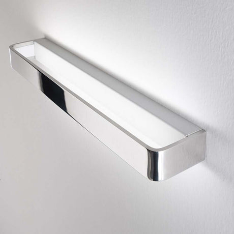 Metal W LED-Wandleuchte Medium an einer Wand montiert, modernes und elegantes Design für stilvolle Beleuchtung.