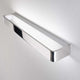 Metal W LED-Wandleuchte Medium an einer Wand montiert, modernes und elegantes Design für stilvolle Beleuchtung.