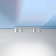 Minion S4 LED-Deckenleuchte mit vier weißen Lampenschirmen an einer modernen Decke.