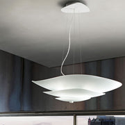 Moledro P Pendelleuchte in modernem Design, schwebend über einem Tisch, ideal für stilvolle Innenräume.