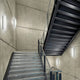 MyWhite B EM LED Wand- / Deckenleuchte beleuchtet moderne Treppenhaus-Architektur mit stilvollem Design.
