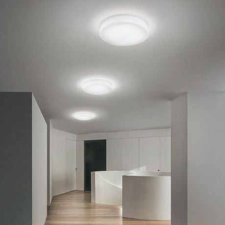 MyWhite Full light R LED-Deckenleuchte in einem modernen Raum mit weißem Interieur.