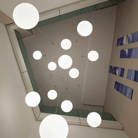 Oh! P LED-pendellampe Large i et moderne rom med flere runde lyskuler.