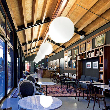 Innvendig utsikt av en kafé med Oh! P LED-pendellampe Large og moderne interiør.