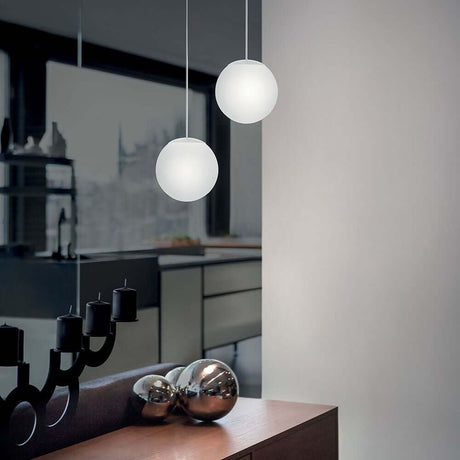 Oh! P LED-Pendelleuchte Small in eleganter Wohnzimmeranordnung mit modernen Lichtakzenten.