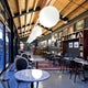 Oh! P Pendelleuchte Large im eleganten Café mit moderner Architektur und stilvollen Möbeln.