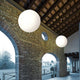 Oh! P65 LED-Pendelleuchte Large in modernem architektonischen Umfeld mit sphärischen Leuchten.
