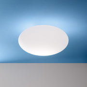 Oh! Smash S Deckenleuchte auf einem blauen Hintergrund, moderne Deckenlampe mit sanftem Licht.