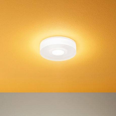 One to One S LED-Deckenleuchte an einer orangefarbenen Decke montiert.