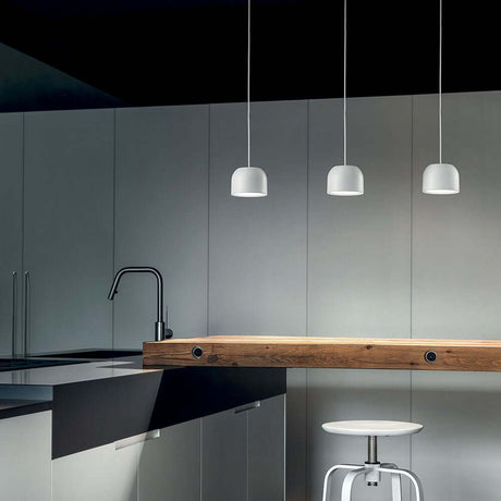 Outlook P LED-Pendelleuchte in modernem Küchenambiente mit Holzbar und stilvollen Hängeleuchten.