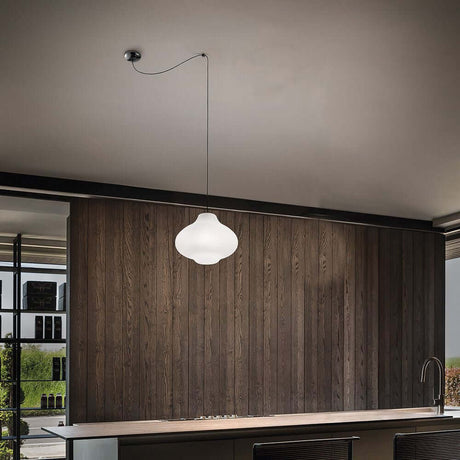 Sisters 1 Pendelleuchte in modernem Kücheninterieur mit Holzverkleidung und stilvollem Design.