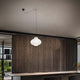 Sisters 1 Pendelleuchte in modernem Kücheninterieur mit Holzverkleidung und stilvollem Design.