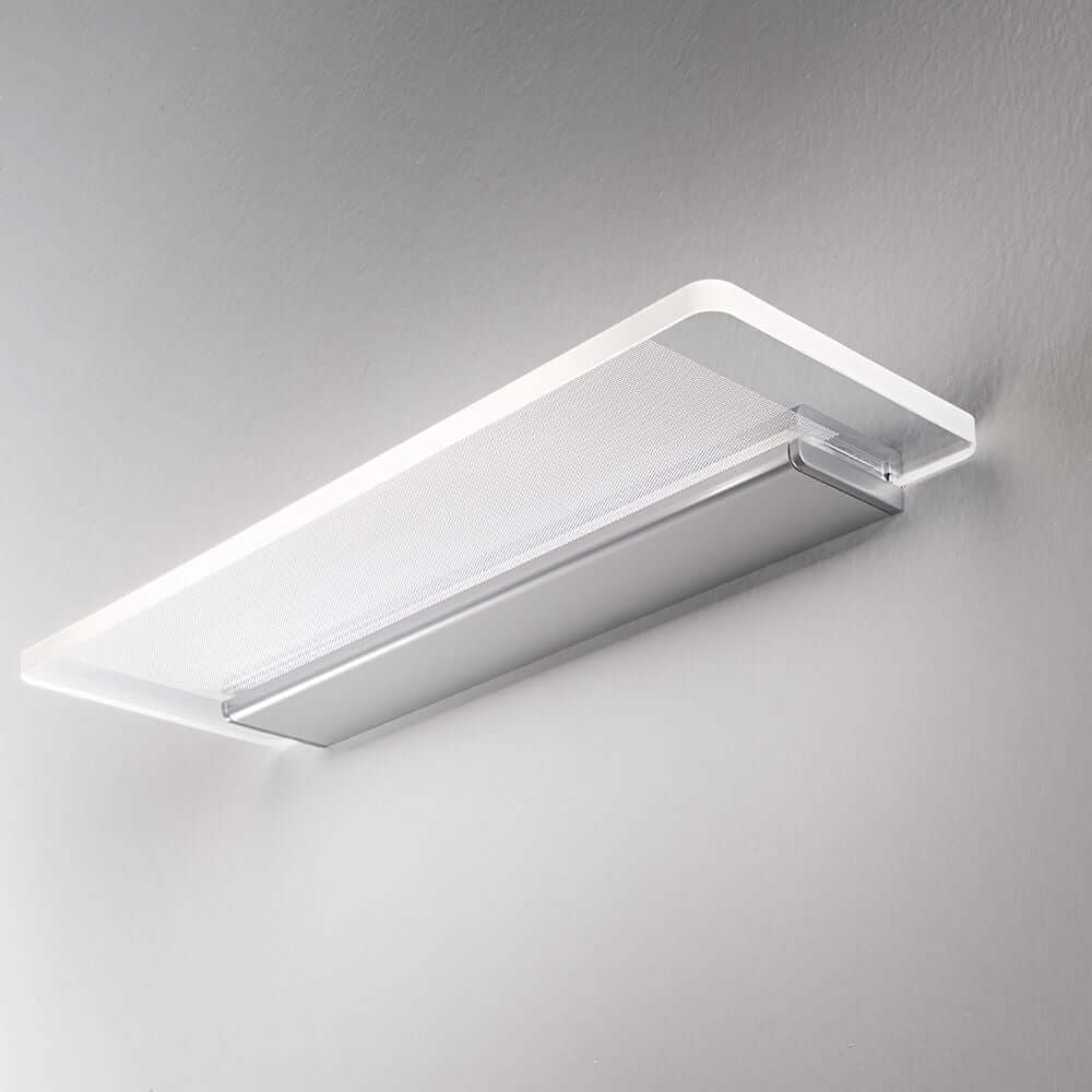 Skinny LED-Wandleuchte Small an der Wand montiert, modernes Design und energiesparende Beleuchtung.