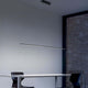 Straight P1 LED-Pendelleuchte Large über einem modernem Tisch in minimalistischem Raum