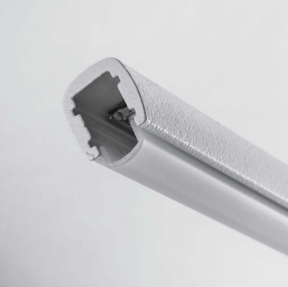 Detailaufnahme der Straight P1 LED-Pendelleuchte Small, Aluminiumprofil mit klarer Struktur.