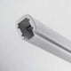 Detailaufnahme der Straight P1 LED-Pendelleuchte Small, Aluminiumprofil mit klarer Struktur.