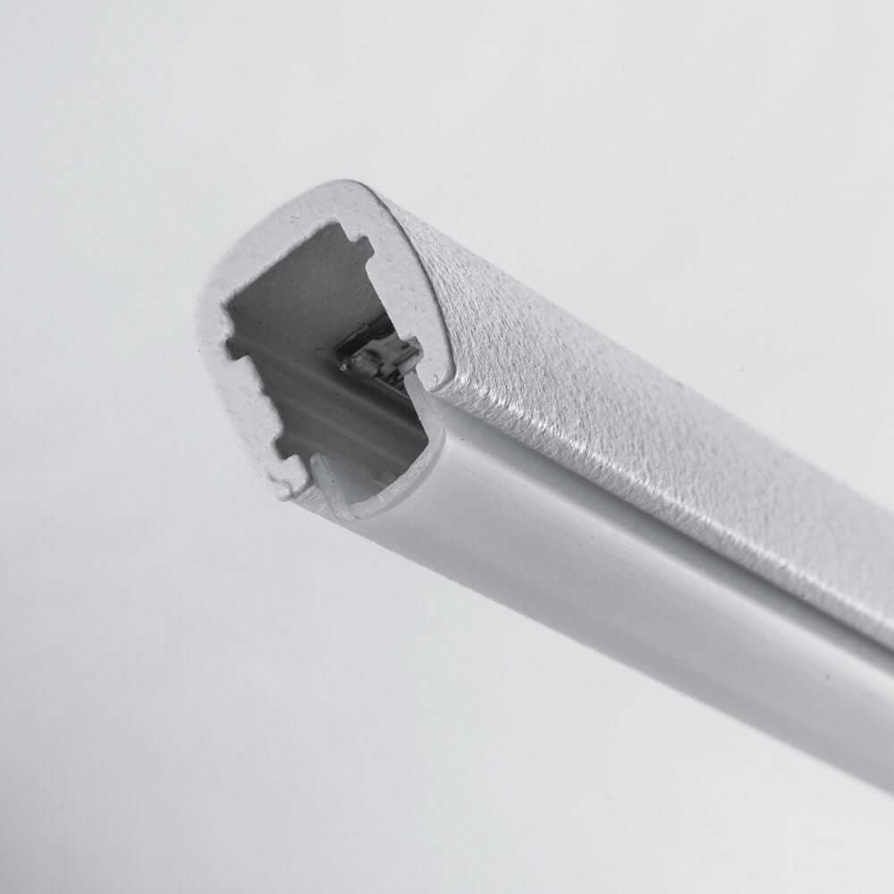 Detailaufnahme des Gehäuses der Straight P3 LED-Pendelleuchte Large in Silber.
