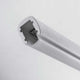 Detailaufnahme eines Profils der Straight P3 LED-Pendelleuchte Small in Silber