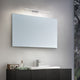 Elegant kleine LED-Wandleuchte über einem modernen Badezimmer-Spiegel, Akzentbeleuchtung für stilvolles Ambiente.
